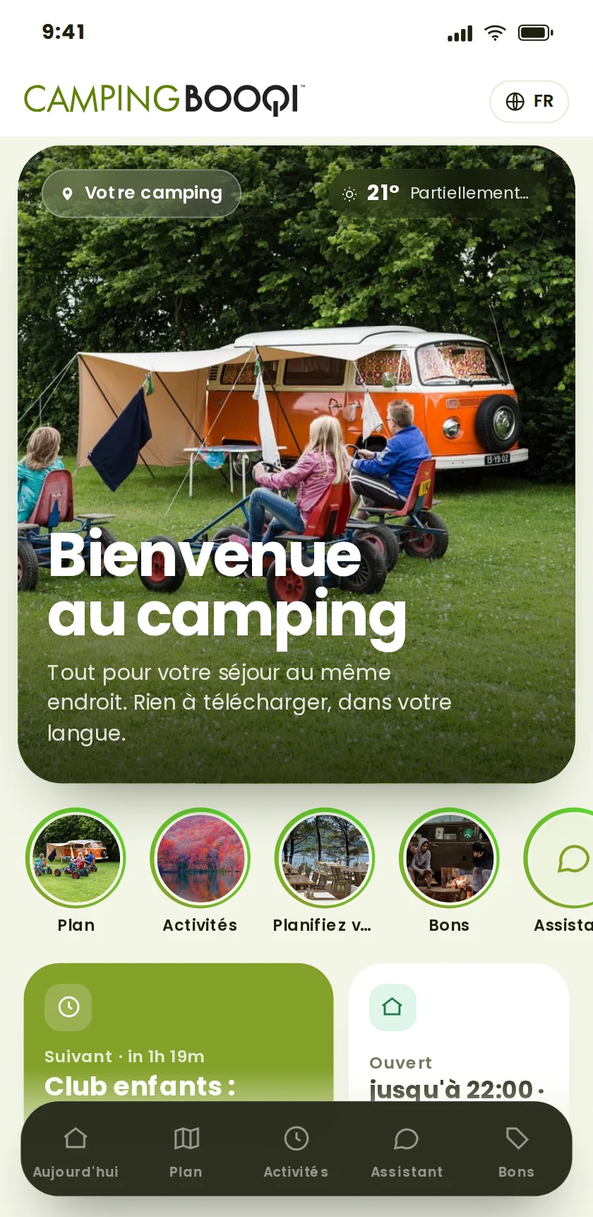 CampingBooqi avec le guide numérique sur un téléphone