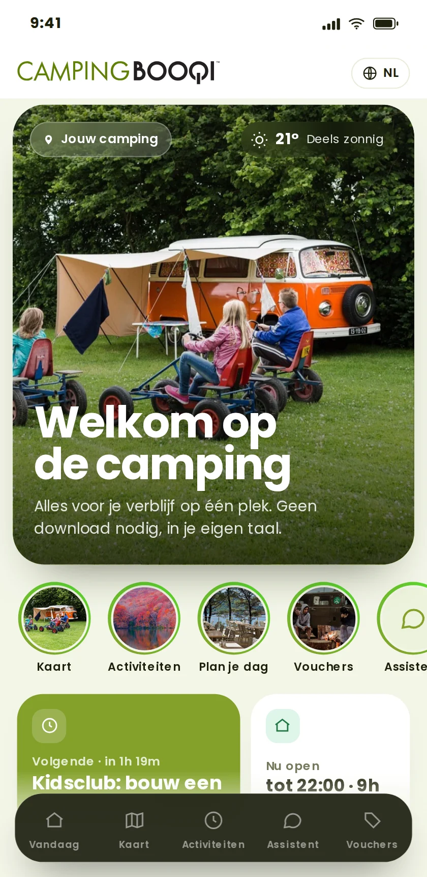 CampingBooqi met de digitale gids op een telefoon