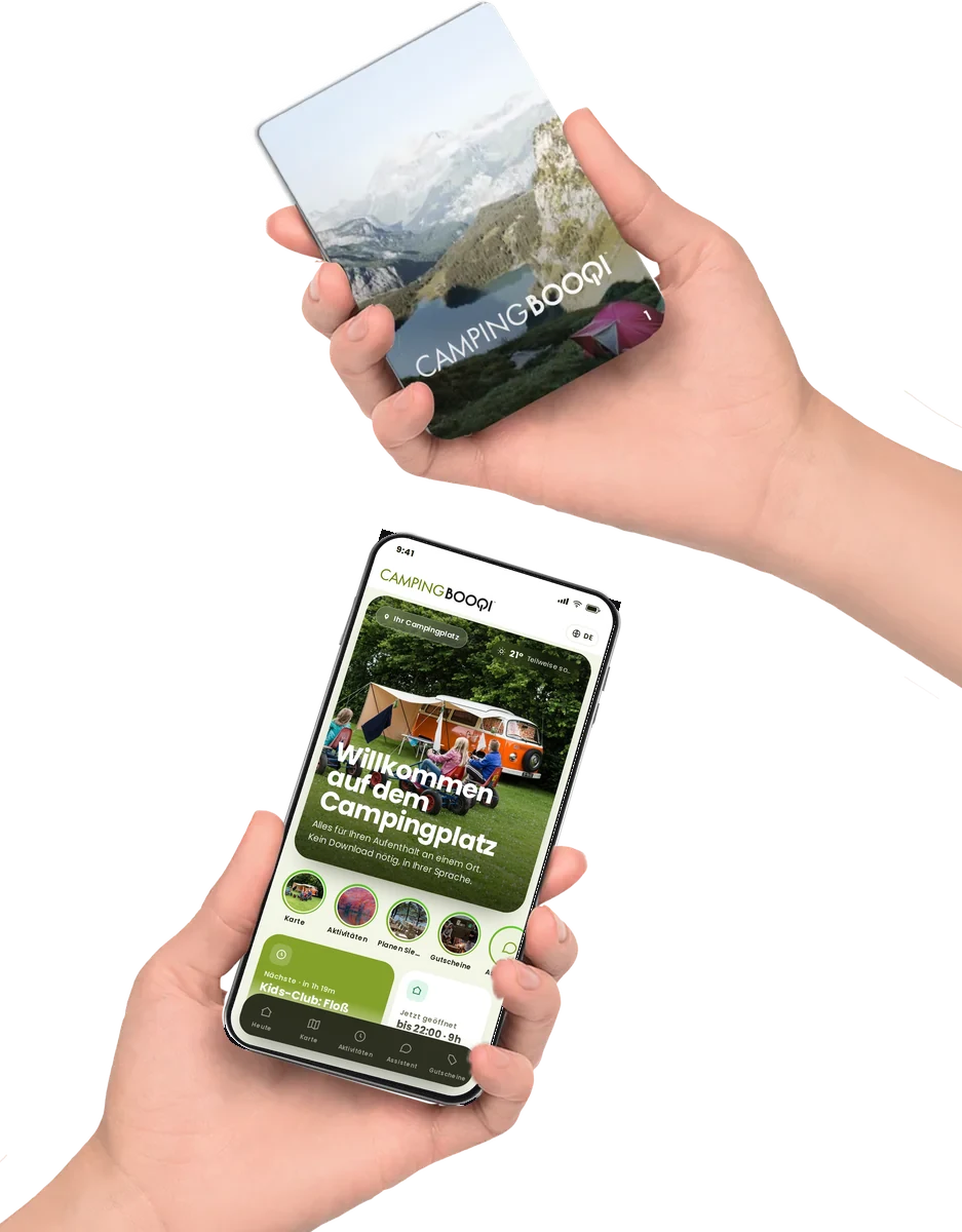 Ein CampingBooqi in der Hand, mit dem digitalen Guide auf einem Handy
