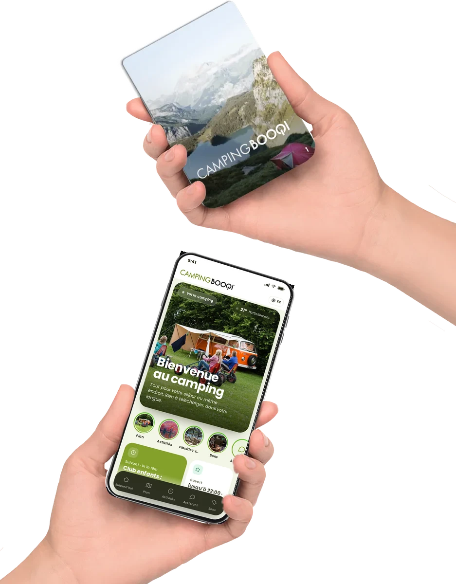 Un CampingBooqi en main, avec le guide numérique sur un téléphone