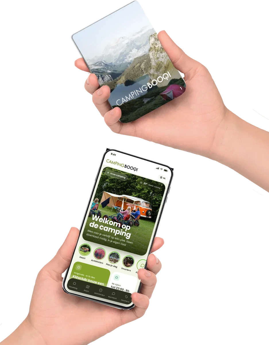 Een CampingBooqi in de hand, met de digitale gids op een telefoon